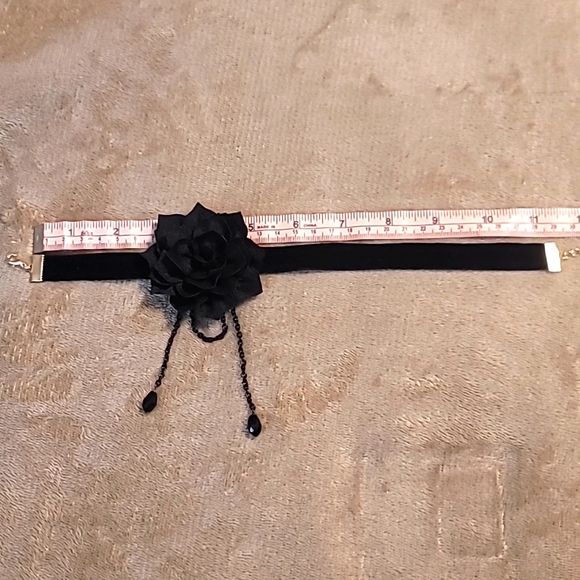 Rose Choker & Rose Stud Earrings - Picture 3 of 8